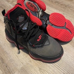 Men’s 8.5 Lebrun XIX Nike basketball shoes
